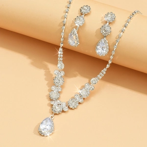 Luxe bruidssieradenset met sprankelende zirkoon ketting en druppelvormige oorbellen