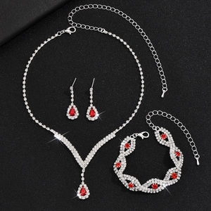 Elegante set van ketting armband oorbellen met rode V-vormige druppelkristallen