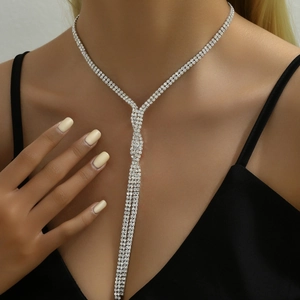 Elegante zilveren bruidssieradenset met fonkelende strassteentjes en lange kwastjes
