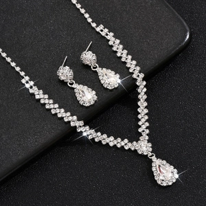 Elegante zilveren bruidssieradenset met sprankelende waterdruppel strass steentjes