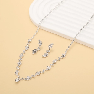 Fonkelende kristallen ketting en oorbellen set voor avondkleding in zilverkleur