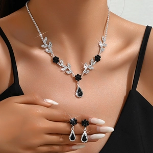 Hochzeits-Schmuckset mit schwarzer Blumenkette und Ohrhängern an einem Model