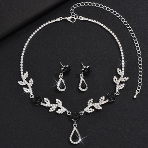 Elegantes Schmuckset aus Halskette und Ohrringen mit Kristallen und schwarzen Steinen