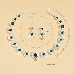 Luxe zilveren sieradenset met groene ronde edelstenen en witte kristallen voor feest
