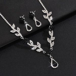 Elegantes silbernes Schmuckset mit schwarzen tropfenförmigen Edelsteinen und Strass
