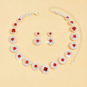 Luxe verzilverde sieradenset met ronde rode edelstenen en ketting met oorbellen