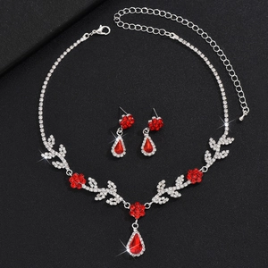 Detaillierte Makroansicht von funkelndem Silberschmuck-Set mit roten Strasssteinen in Birnenform