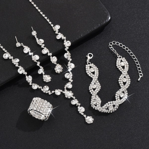 Parure bijoux 4 pièces en argent et cristal avec collier boucles d'oreilles et bague