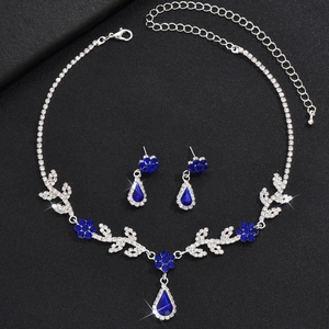 Detailansicht von Halskette und Ohrringen mit blauen Tropfen-Kristallen in Silber