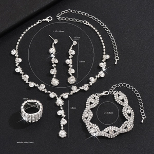 Vue détaillée de la parure de mariée argentée sertie de strass brillants sur fond sombre