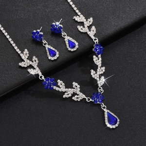Detailansicht von silbernem Hochzeitsschmuck-Set mit tiefblauen Steinen und Kristallen