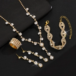 Vue macro de parure bijoux en strass avec collier et boucles sur cuir noir élégant