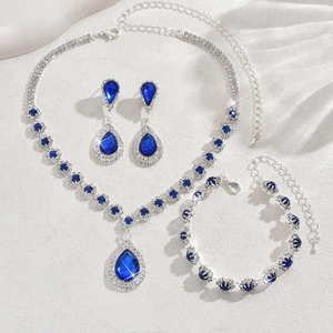 Detail van de koningsblauwe sieradenset met halsketting, oorbellen en armband
