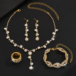 Détail d'un ensemble collier en strass avec boucles d'oreilles et bracelet sur fond noir