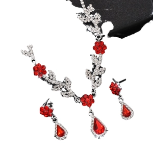 Funkelndes Hochzeits-Schmuckset mit roter Blumenhalskette und Tropfenohrringen