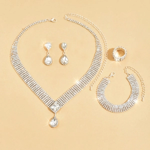 Parure de bijoux scintillants en strass argentés avec collier, bracelet, boucles et bague