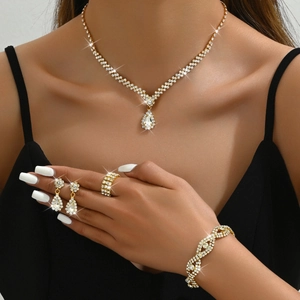 Set gioielli sposa lussuosi con strass scintillanti su collana, bracciale ed anello