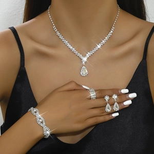 Set gioielli a goccia con collana bracciale anello e orecchini per abito da sposa