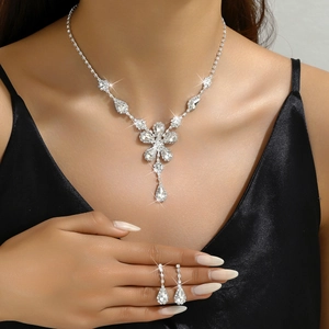 Elegante set di gioielli da sposa floreali con collana di strass e orecchini a goccia