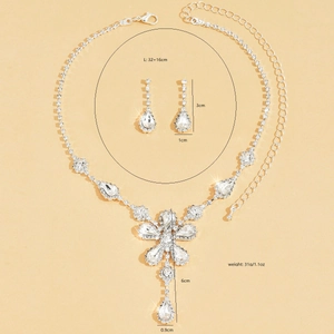 Dettaglio del set di gioielli da sposa in strass argento con misure di collana e orecchini