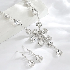 Dettaglio macro di parure da sposa con zirconi a forma di pera e motivi floreali