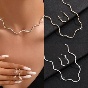 Gros plan d'un ensemble de bijoux de mariée étincelant avec collier et boucles d'oreilles