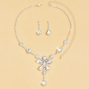 Dettaglio della collana floreale argentata e orecchini a goccia con cristalli brillanti