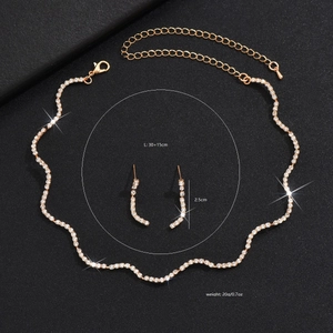Parure de bijoux de mariée élégante en or rose avec strass brillants sur fond noir texturé