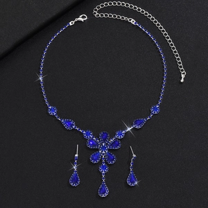 Dettaglio di un set di gioielli da sposa con cristalli blu e gemme scintillanti a goccia