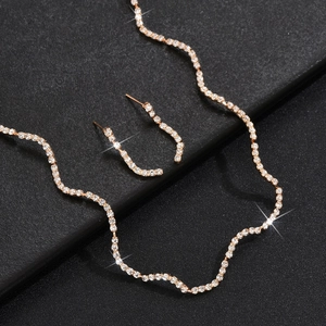 Vue détaillée de la parure de bijoux de mariée en or rose sertie de strass brillants