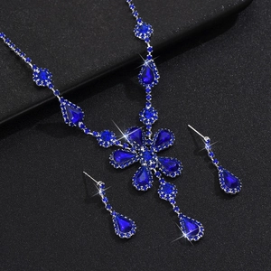 Dettaglio dei cristalli blu a goccia e diamanti marquise nel set di gioielli argento