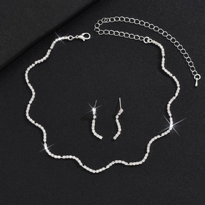 Détail macro de l'ensemble de bijoux de mariée étincelant avec strass en vagues