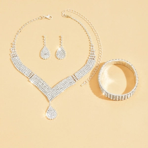 Detail van luxe bruidssieradenset met sprankelende strass ketting oorbellen en armband