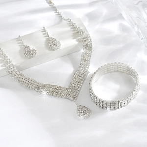 Luxe bruidssieradenset met sprankelende strass-steentjes, ketting, armband en oorbellen