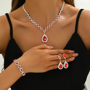 Driedelige sieradenset met rode peervormige kristallen, inclusief ketting, oorbellen en armband