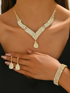 Gedetailleerd overzicht van luxe strass bruidssieradenset met ketting en oorbellen