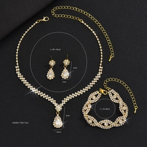 Elegantes vergoldetes Brautschmuck-Set mit glitzernden Strasssteinen und Tropfenanhängern