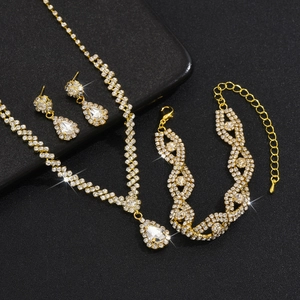 Detailaufnahme des goldenen Brautschmuck-Sets mit V-Halskette und birnenförmigen Kristallen