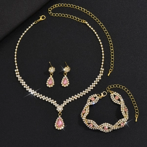 Goldenes Brautschmuck-Set mit rosa Kristallanhängern bestehend aus Halskette Ohrringen Armband