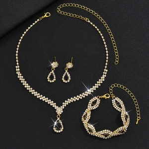 Elegantes goldfarbenes Brautschmuck-Set mit glitzernden Strasssteinen und schwarzen Edelsteinen
