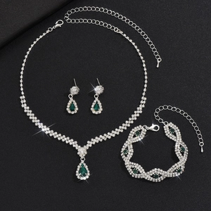 Dettaglio ravvicinato di set gioielli con smeraldo e diamante e braccialetto