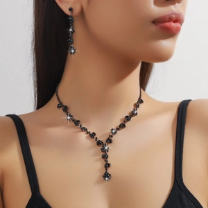 Set gioielli elegante con collana di strass neri e orecchini abbinati indossati dal modello