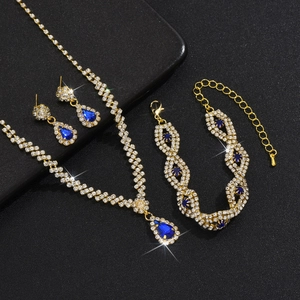 Detaillierte Makroansicht des vergoldeten Brautschmuck-Sets mit blauen Kristallen