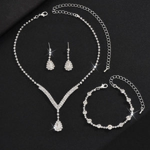 Elegante bruidssieradenset met strass-halsketting, oorbellen en armband in zilverkleur
