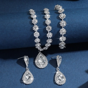 Detail van luxe waterdruppel kristallen ketting en bijpassende oorbellen in zilveren tint