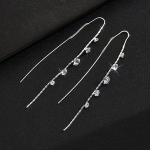 Orecchini a filo minimalisti in argento con scintillanti pietre di zirconi cubici