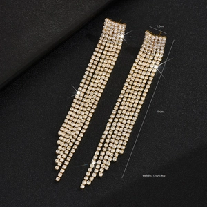 Dettaglio di orecchini nappa in zircone con misure 1,2cm di larghezza e 10cm di lunghezza