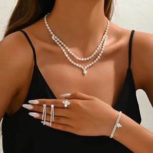 Luxuriöses versilbertes Schmuckset mit glänzenden Strasssteinen für Hochzeit und Party