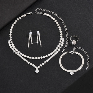 Funkelndes versilbertes Brautschmuck-Set mit Strass-Halskette, Armband und Ohrringen