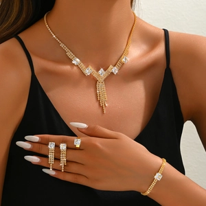 Conjunto de joyas doradas con colgantes de circón cuadrado y elegantes flecos de borlas